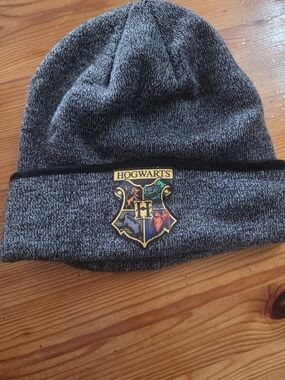 Hogwarts Crest Knit Beanie - Gray